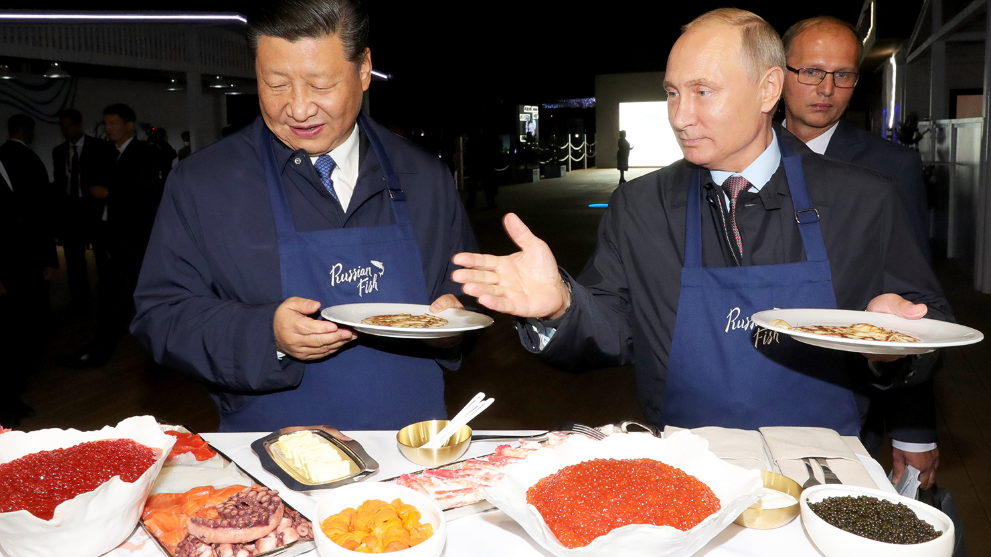 Путин и Си Цзиньпин приготовили себе блинов с икрой и выпили водки