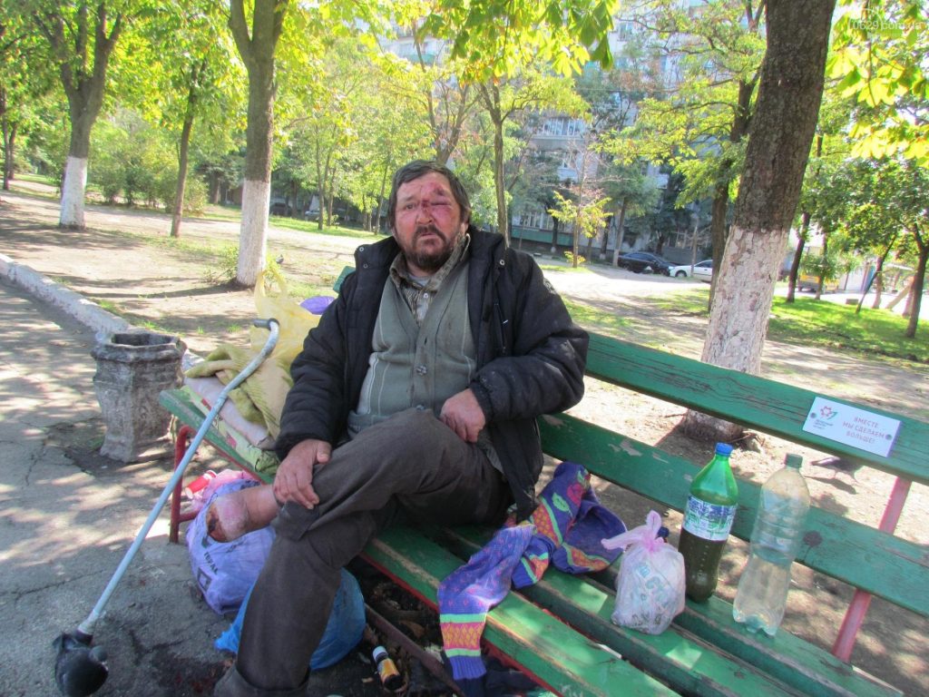 Бездомного калеку отправят из Мариуполя в его родной Гейчай