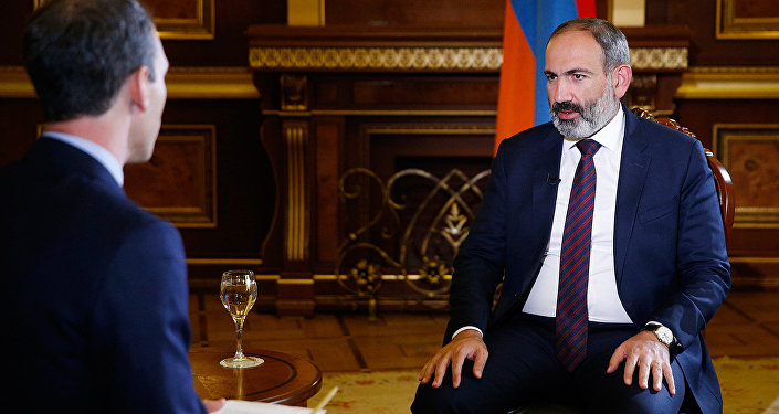 У Пашиняна путают бокалы