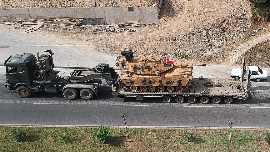 Турция стягивает военную технику к сирийской границе