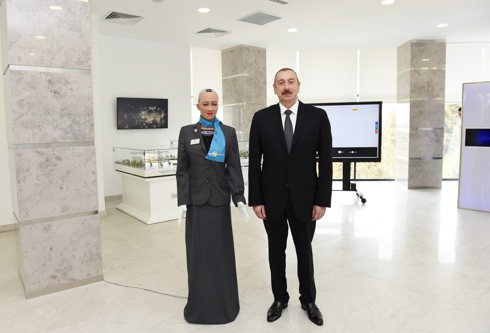 Ильхам Алиев пообщался с роботом Софией