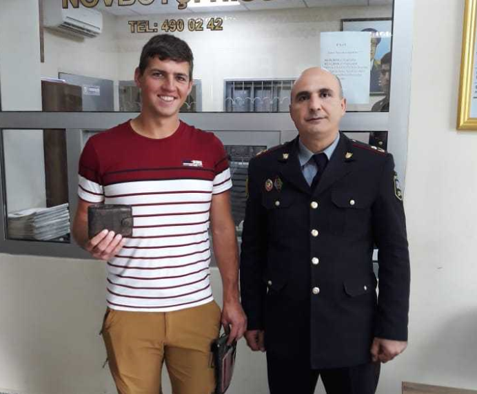 Полиция Баку разыскала утерянный российским туристом портмоне