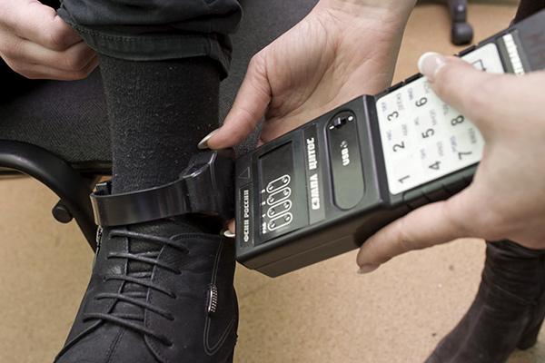 Названо число заключенных, носящих электронные браслеты в Азербайджане