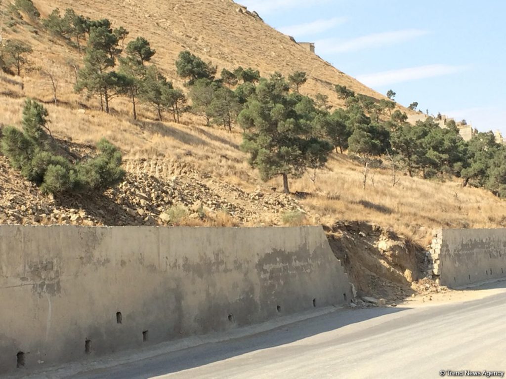 В Баку на Баилово активизировался оползневый процесс, на территорию прибыл Гаджибала Абуталыбов