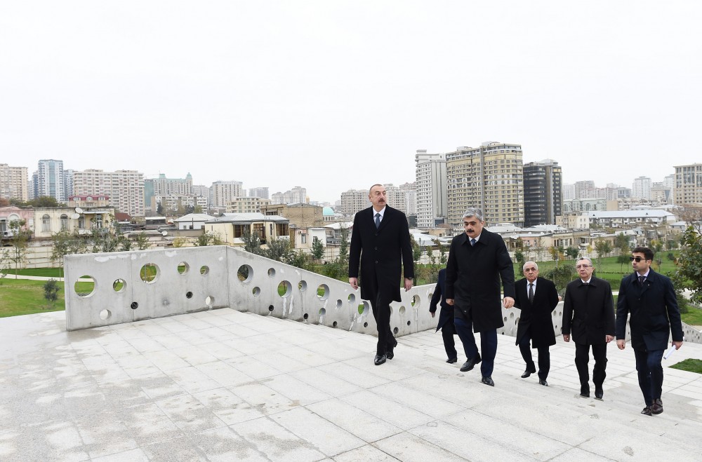 Ильхам Алиев ознакомился с работами по благоустройству вокруг мечети Тезепир