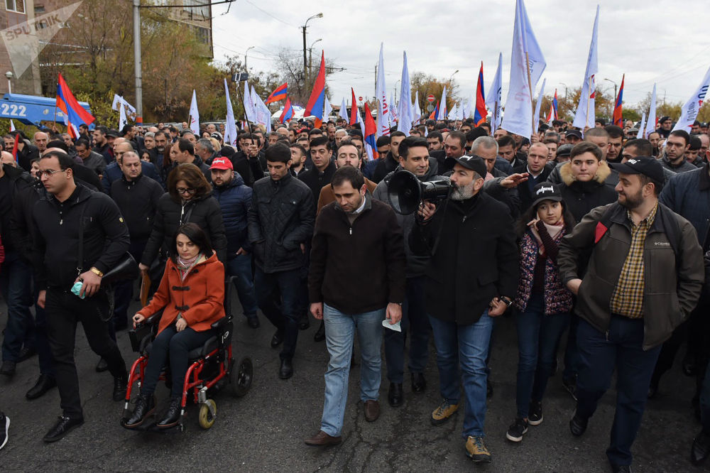 Пашинян проводит шествие в Ереване