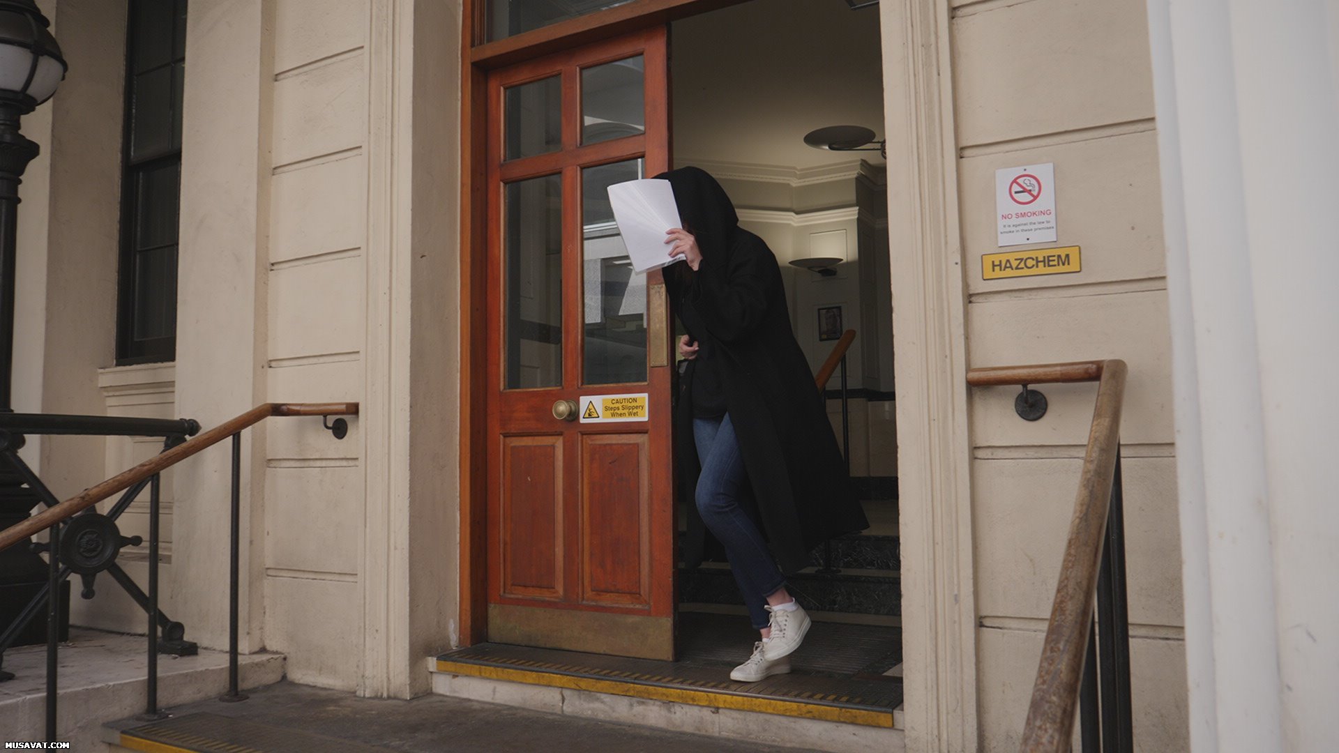 "Оставьте меня в покое": Замира Гаджиева отказалась беседовать с журналистами