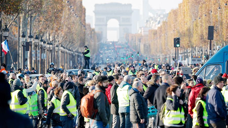 Во Франции более 200 человек пострадали в ходе протестов против подорожания бензина