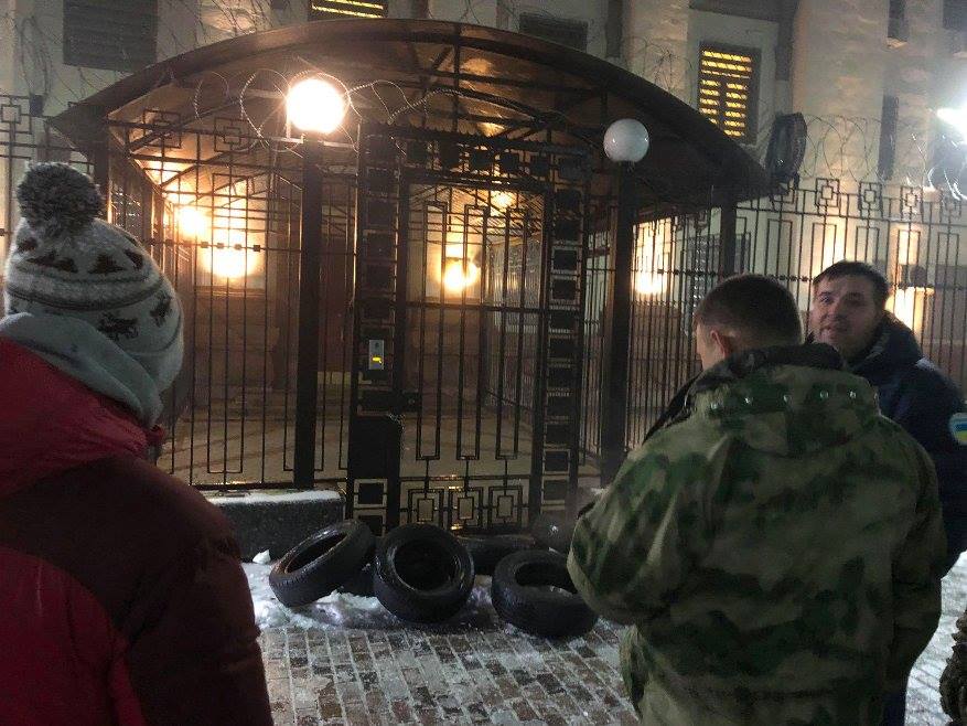 Посольство России в Киеве закидали дымовыми шашками, сгорела машина на дипномерах