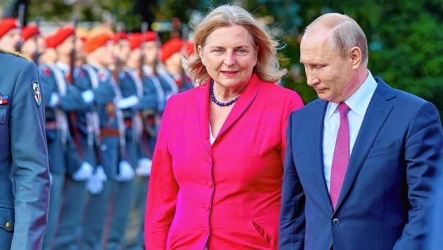 Подозрения австрийского полковника помешали главе МИД Австрии поехать в РФ