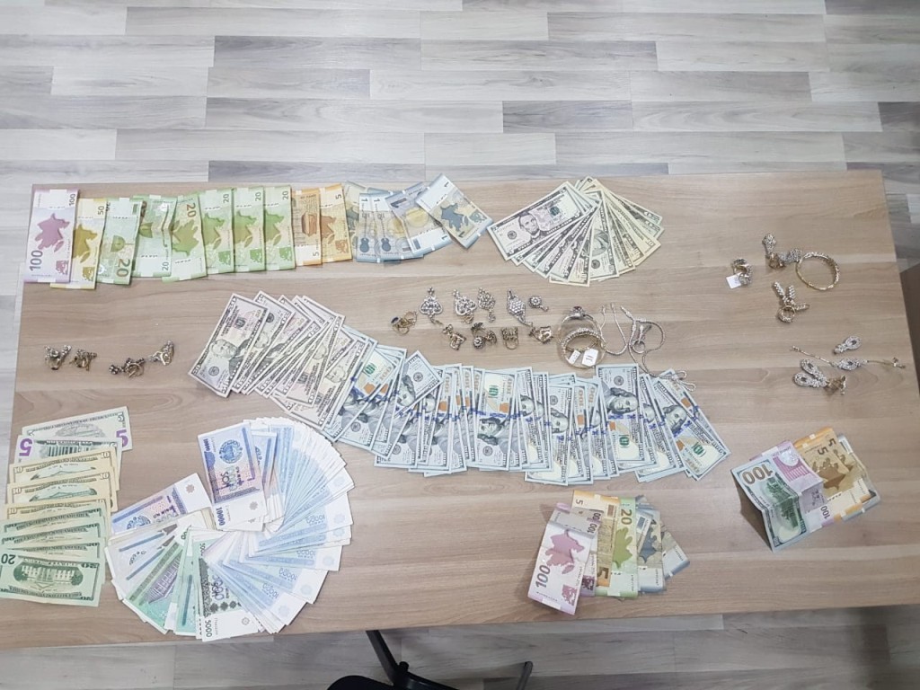 В Бакинском аэропорту задержали 11 иностранцев с партией бриллиантов