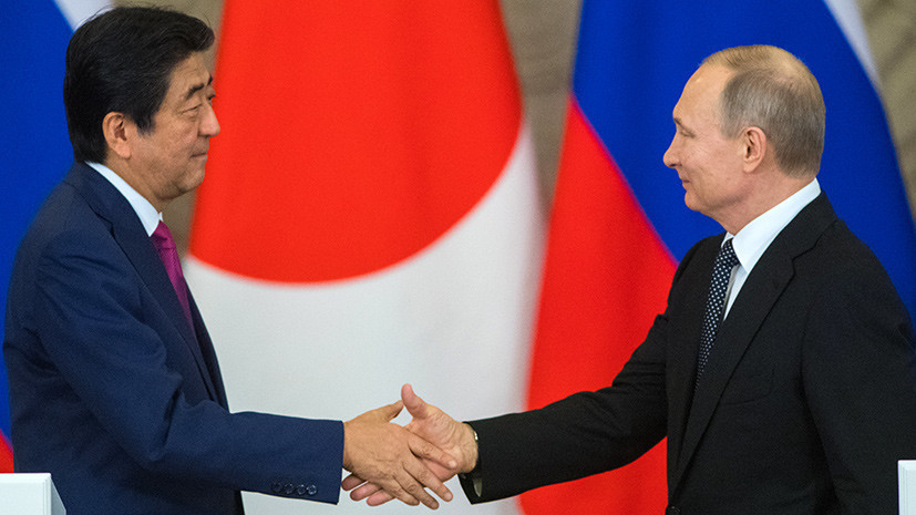 Абэ пообещал Путину в случае передачи Курил Японии не размещать на них базы США
