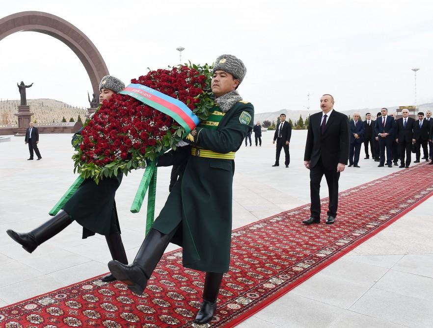 Ильхам Алиев возложил венок к памятнику в Ашхабаде