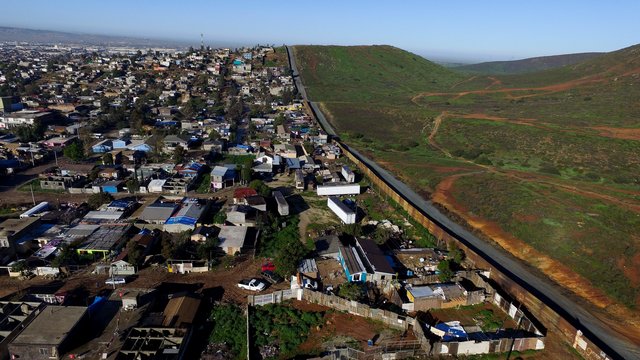 Трамп грозит закрытием мексиканской границы