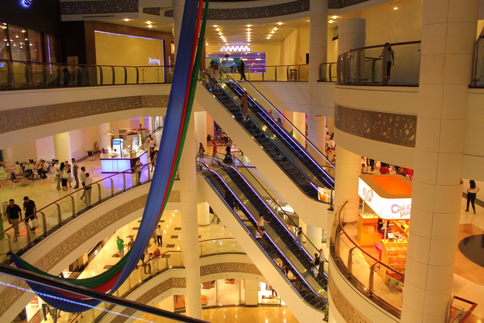 Баку лидирует в рейтинге путешествий для шопинга у россиян