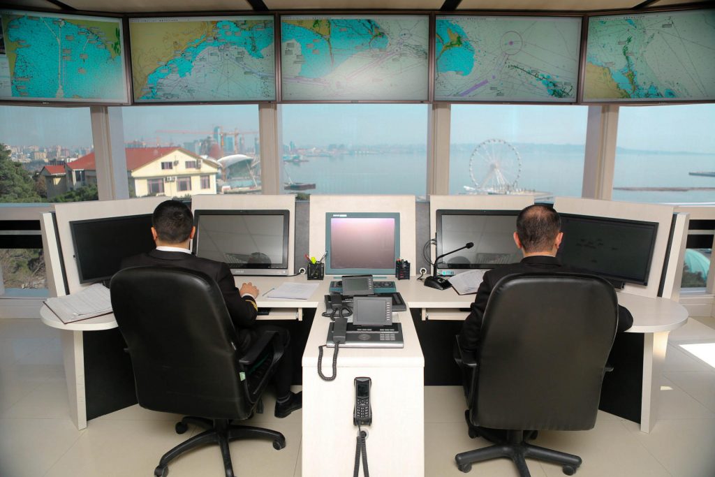 В Азербайджане проводят операцию по спасению двух рыбаков на Каспии