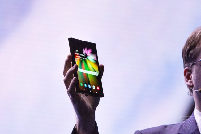 Samsung представил смартфон будущего со складываемым экраном