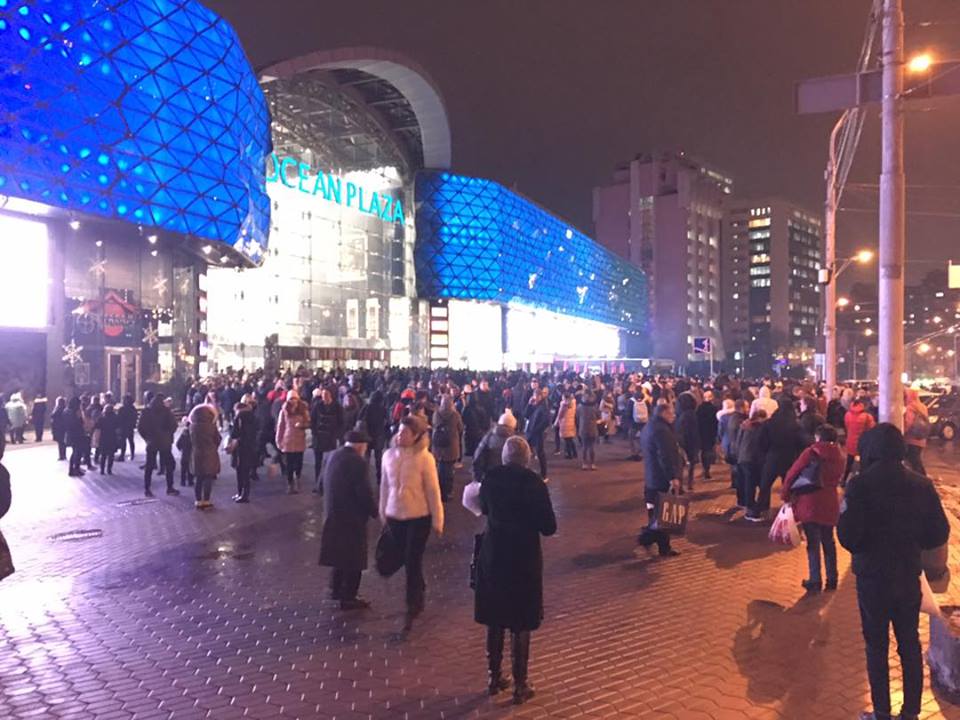 В Киеве крупный ТРЦ Вагифа Алиева закидали дымовыми шашками