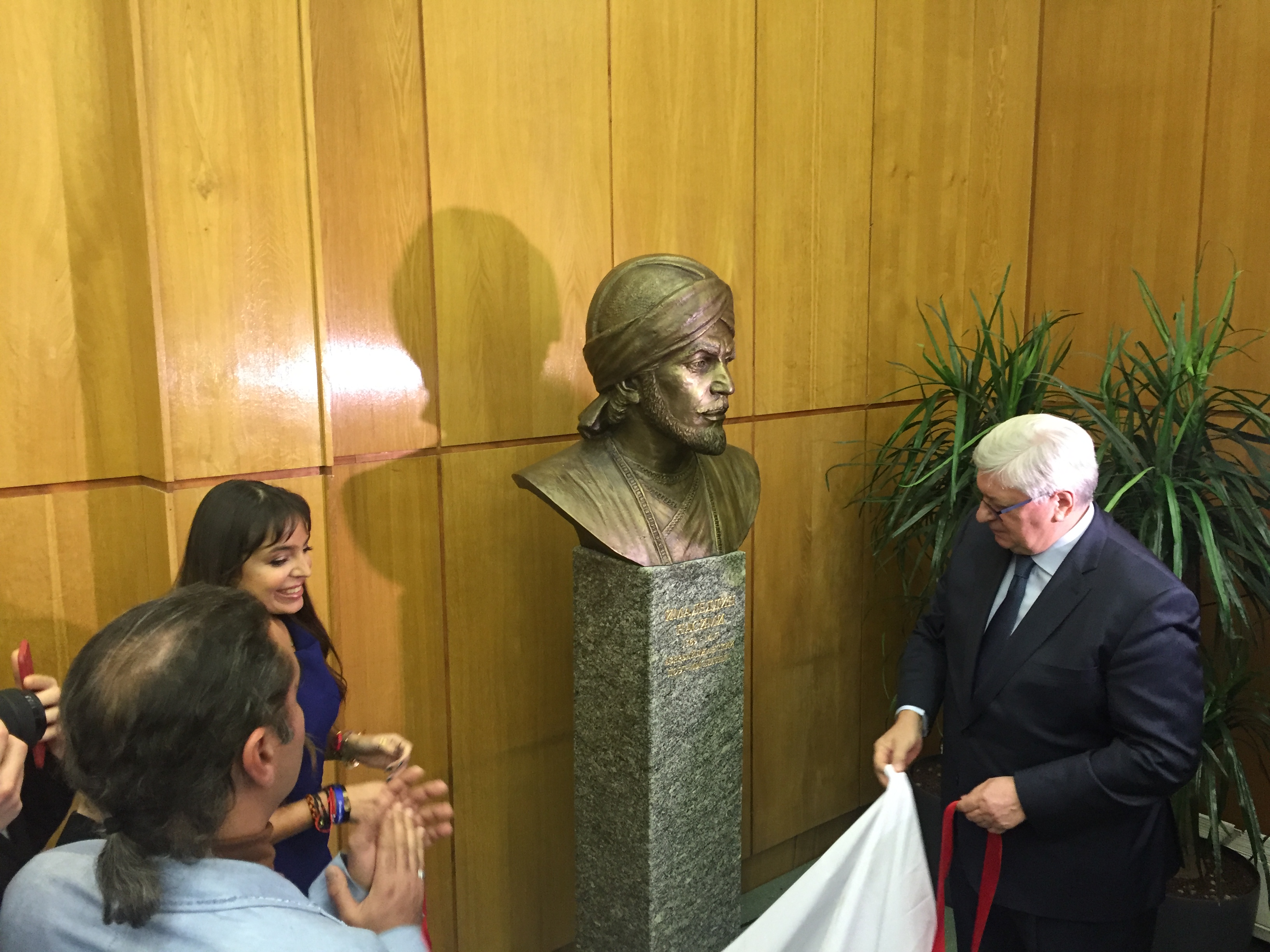 В МГИМО открыт бюст Насими