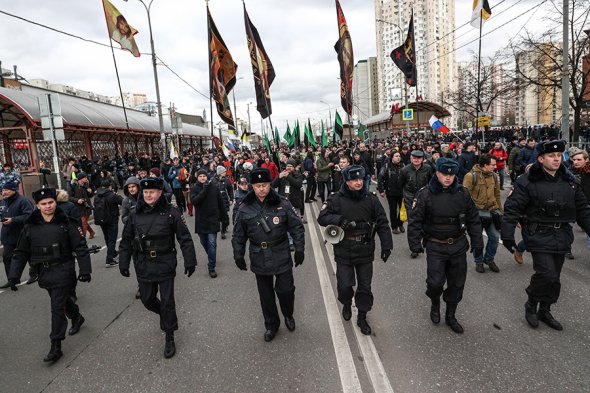 Националисты провели в Москве "Русский марш"