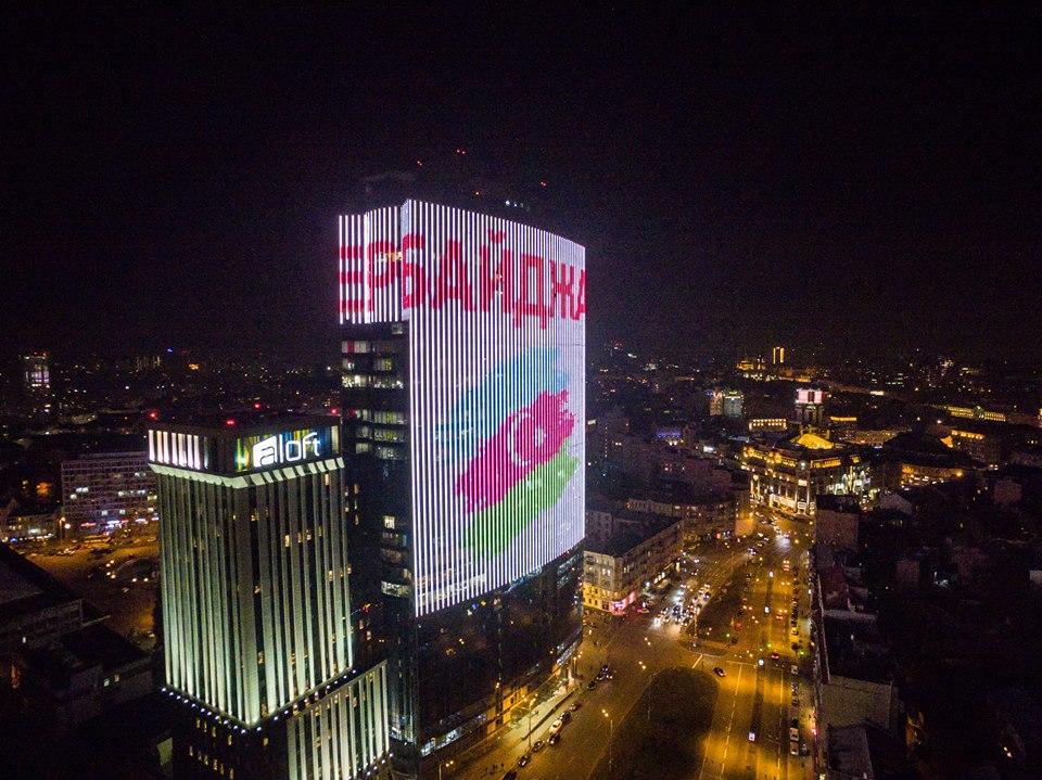 Флаг Азербайджана украсил самый высокий небоскреб Украины