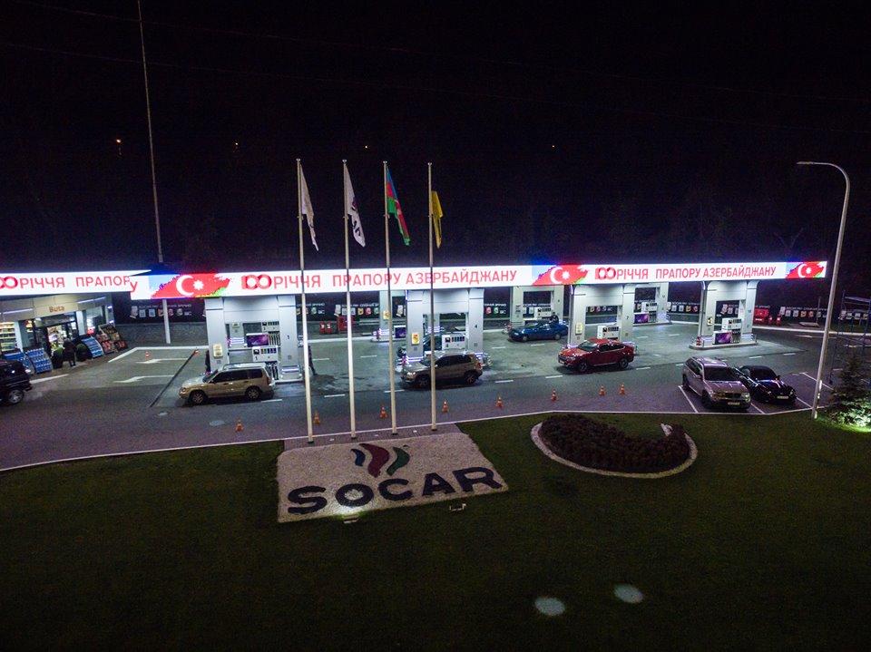 Флаг Азербайджана украсил самый высокий небоскреб Украины