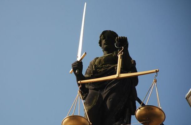 53-летнюю уборщицу осудили за подделку сертификата об окончании школы