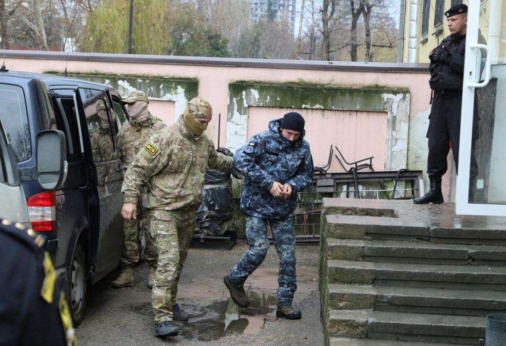 Задержанным украинским морякам предъявили обвинения
