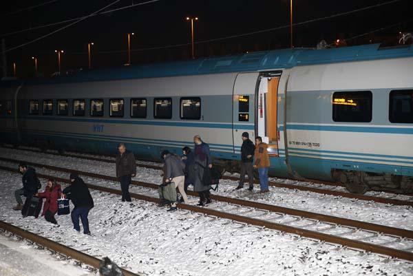 В Анкаре сошел с рельсов скоростной поезд, есть погибшие и пострадавшие (обновлено)