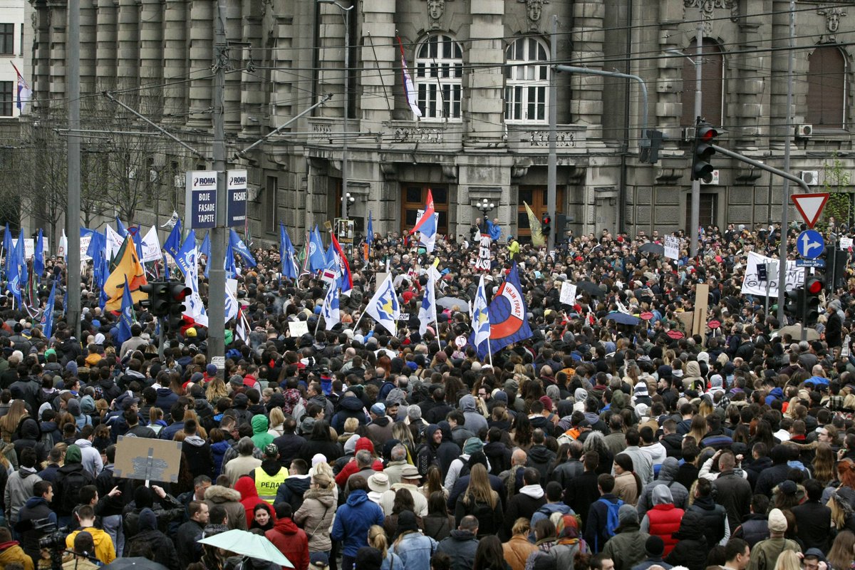 Сербы митингуют против своего президента