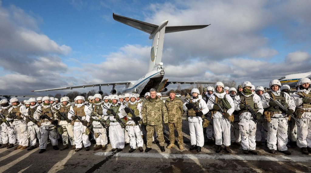 Порошенко сфотографировался с солдатом с символикой СС