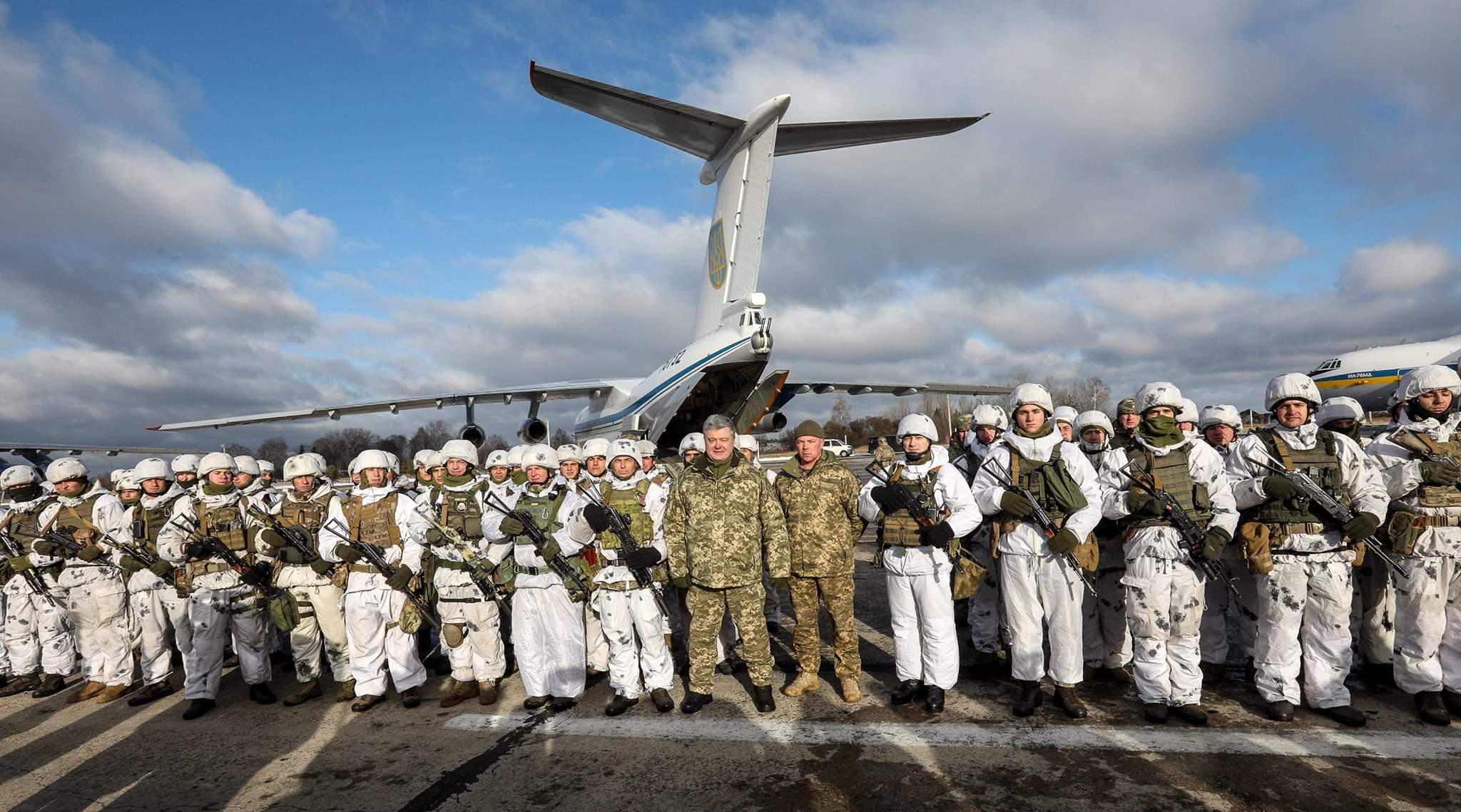 Порошенко сфотографировался с солдатом с символикой СС