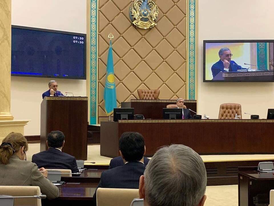 В здании парламента Казахстана презентовали книгу Ильхама Рагимова