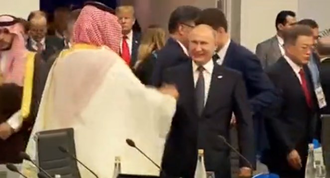 Путин и саудовский принц явили миру необычное рукопожатие