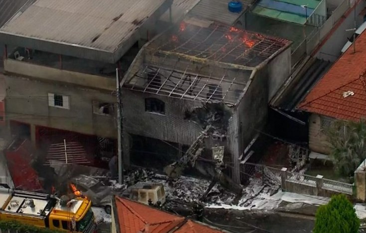 В Бразилии самолет рухнул на жилой дом