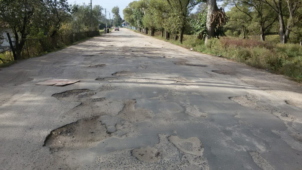 Выход есть: украинские водители решили за свой счет отремонтировать дорогу