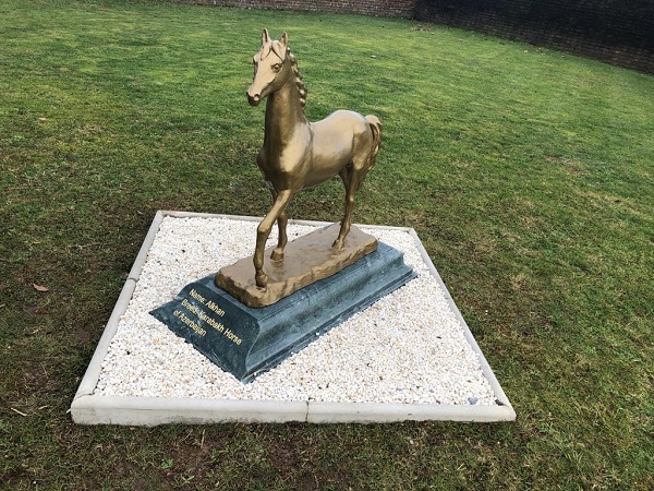 Генерал Эльчин Гулиев открыл подаренную Елизавете II статую карабахского коня