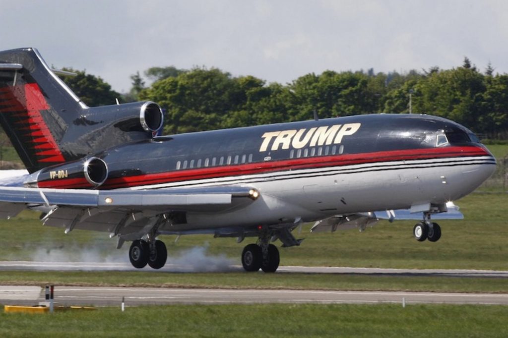 Житель Британии случайно рассекретил полет Трампа в Ирак