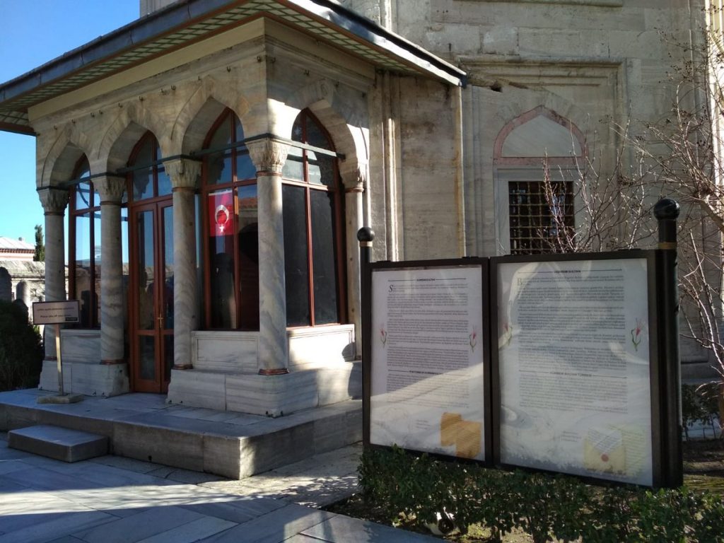 С усыпальницы Роксоланы в Турции убрали надпись о российском происхождении из-за Украины