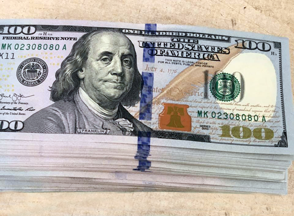 Гражданин Азербайджана пытался вывезти в Иран около $13 тыс.