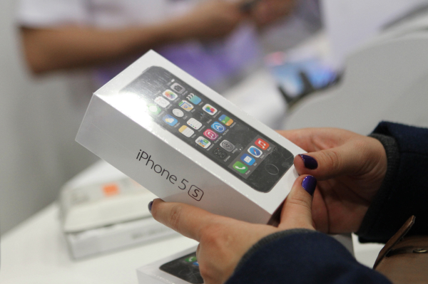Apple снизит цены на айфоны за рубежом