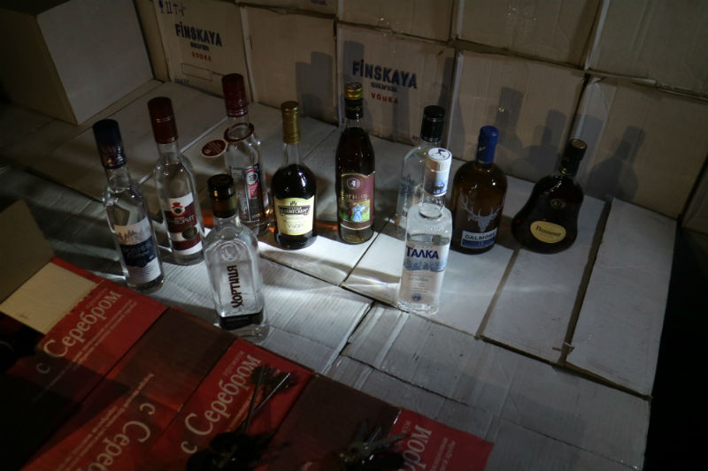 В Омске гражданин Азербайджана промышлял поддельным алкоголем