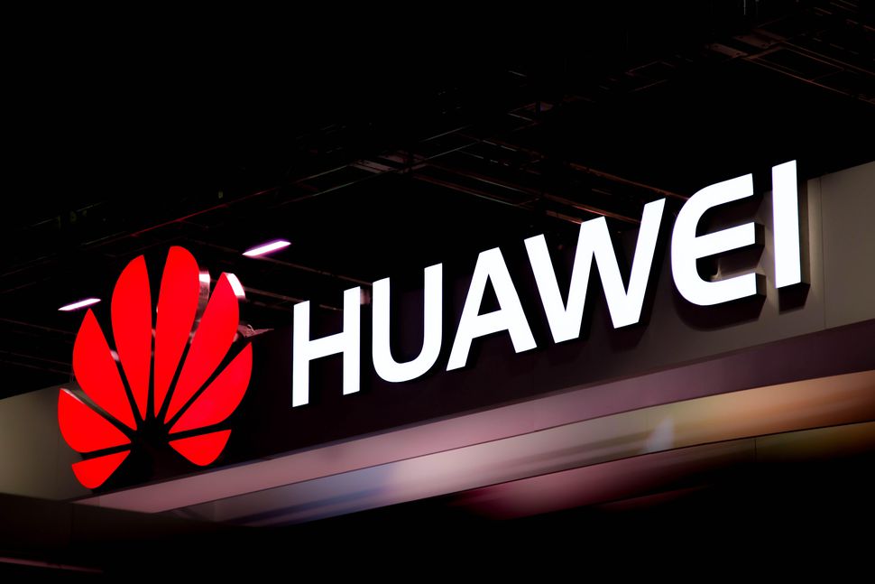 Китайский дипломат считает, что Huawei оклеветали