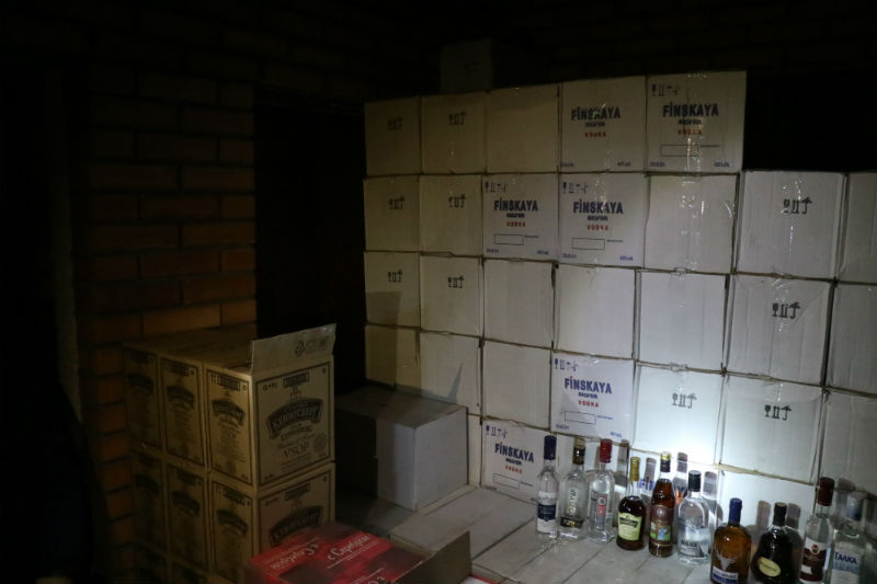 В Омске гражданин Азербайджана промышлял поддельным алкоголем