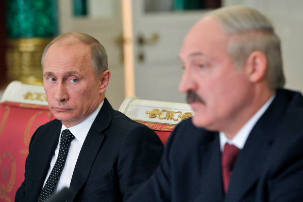 Bloomberg: Путин пытается сохранить власть "поглотив" Беларусь