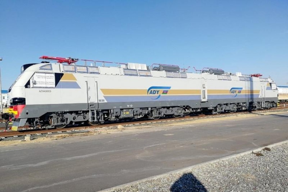 Казахстан отправил в Азербайджан электровоз