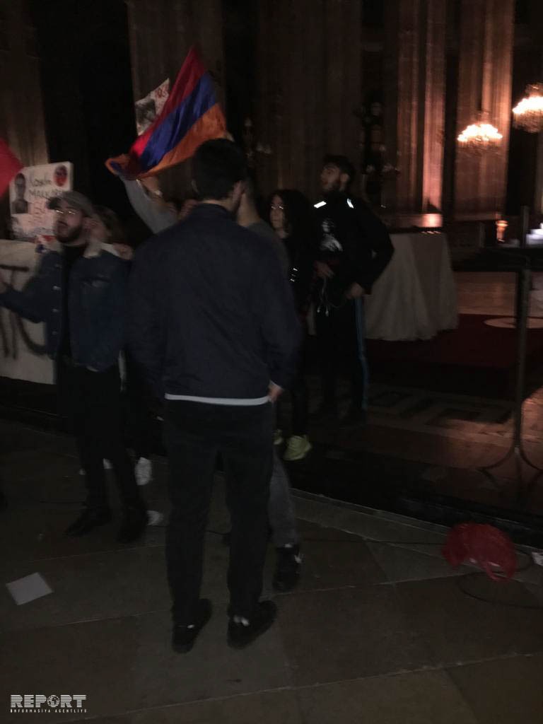 В Париже армяне напали на церковь, где проходило мероприятие в связи с Ходжалы