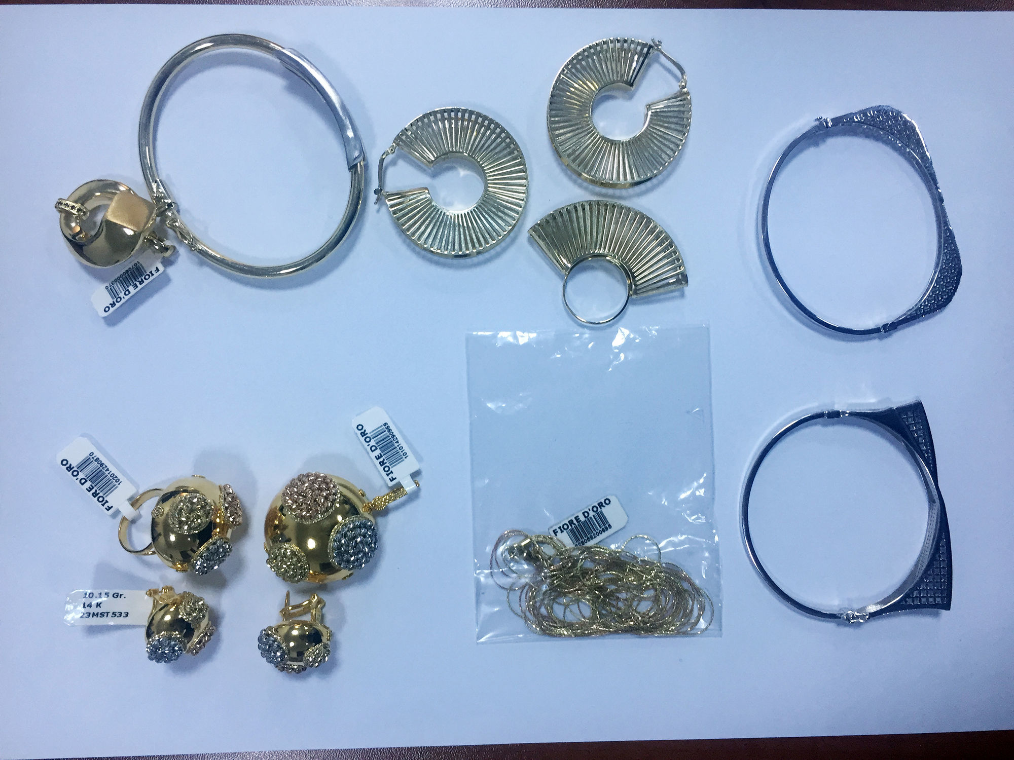 Азербайджанка пытались вывезти золото в чулках