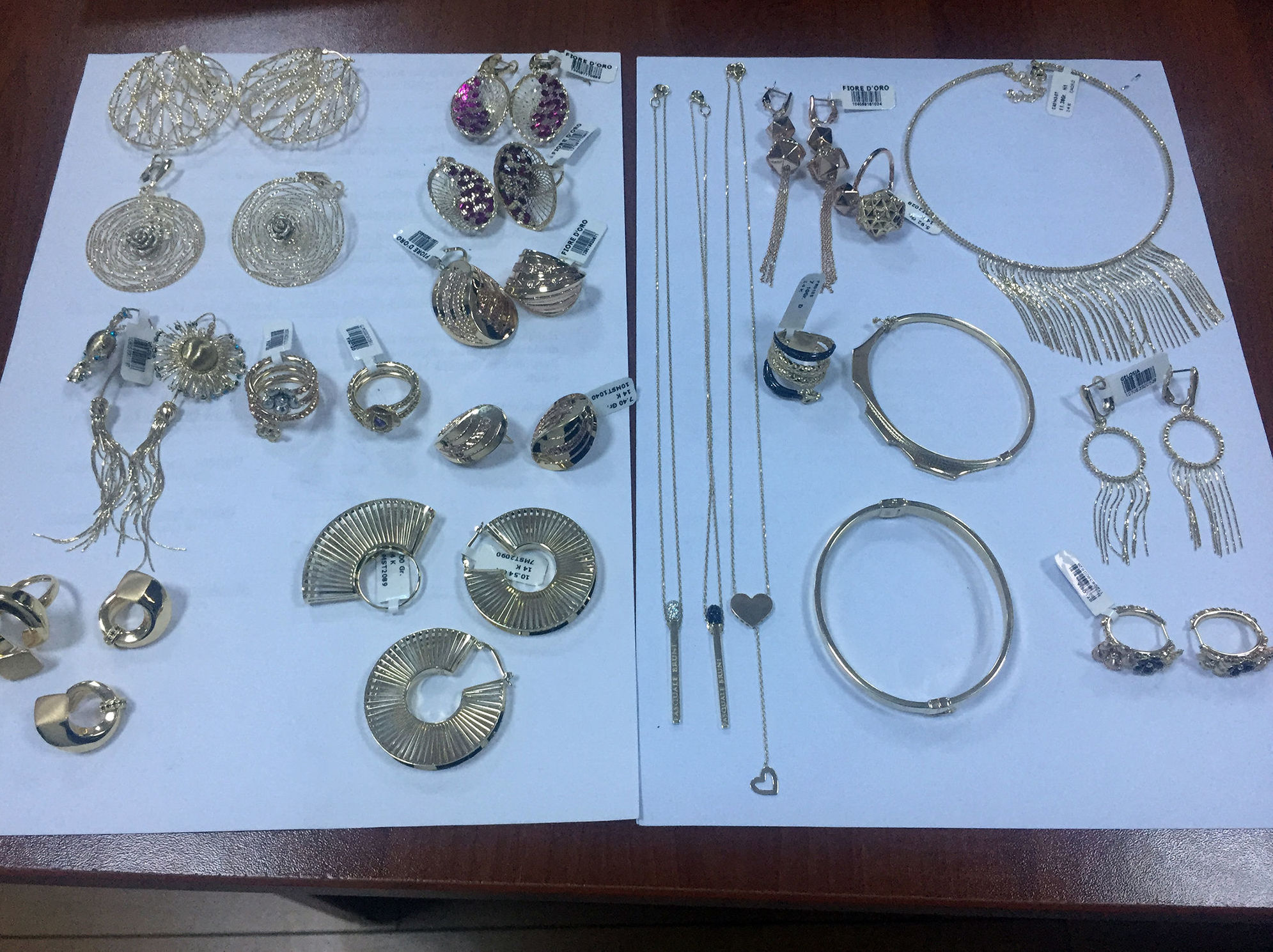 Азербайджанка пытались вывезти золото в чулках