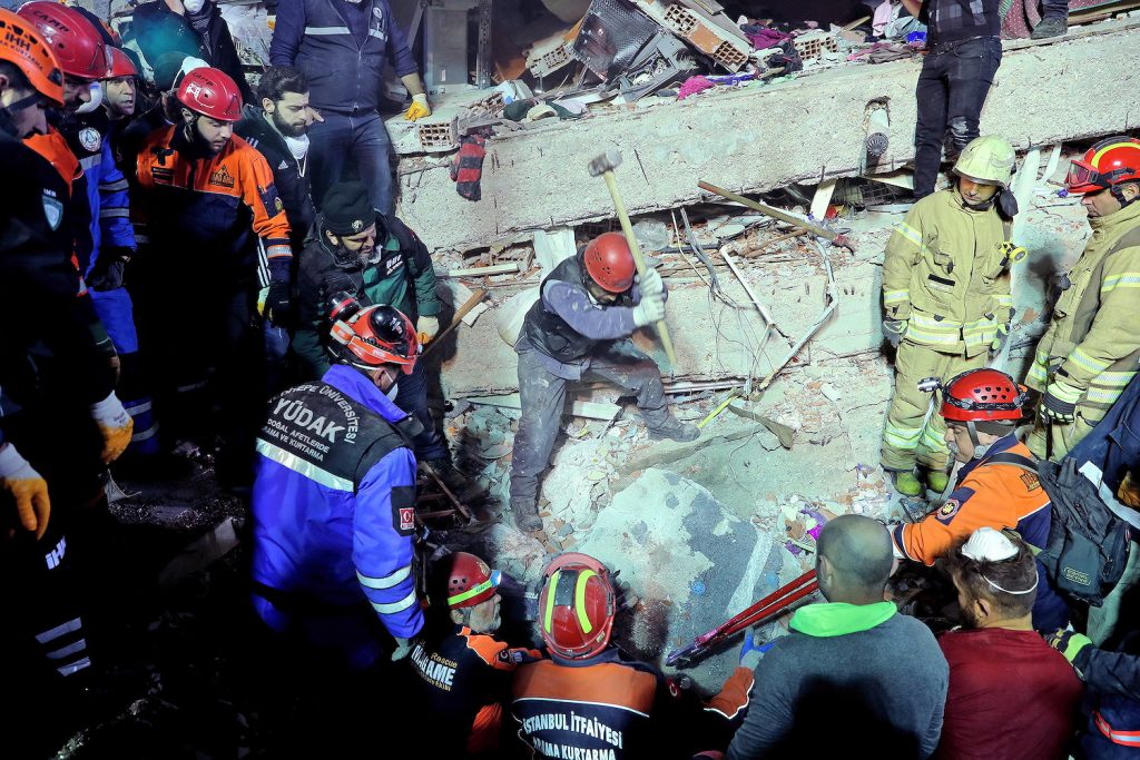 Число жертв обрушения дома в Стамбуле достигло 21 человека